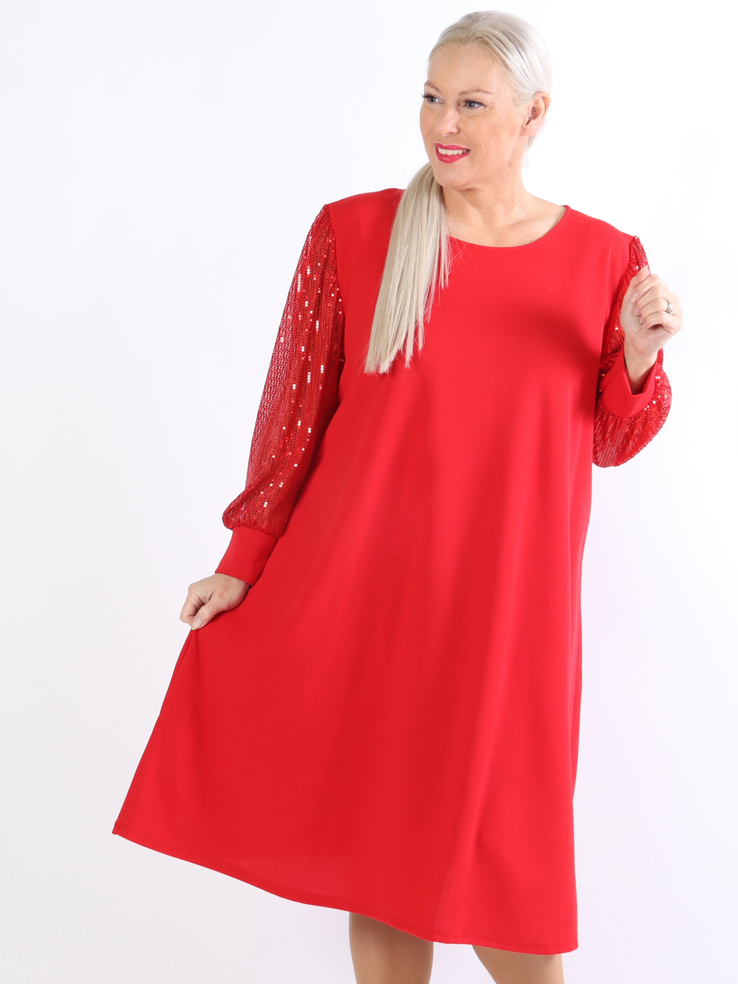 Djamila - Plus size kjole med paillet ærmer